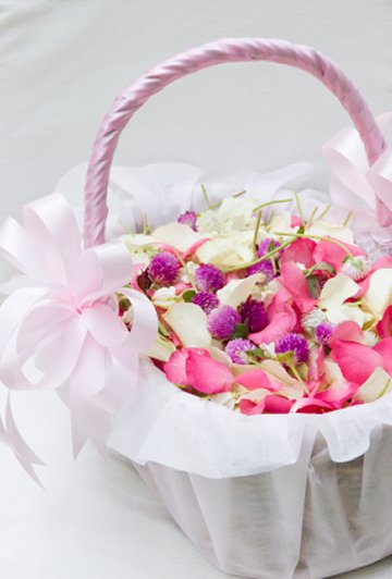 flower-girl-basket-with-petals-0002